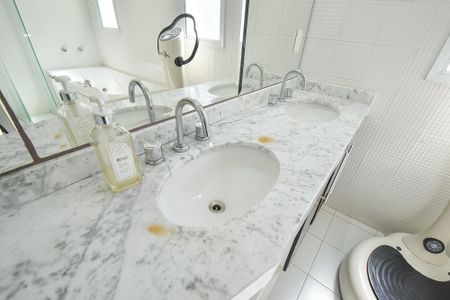 Apartamento à venda com 134m², 3 quartos e 3 vagas Apartamento à venda com 134m², 3 quartos e 3 vagasBanheiro da suíte