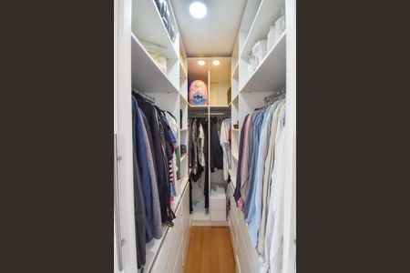 Apartamento à venda com 134m², 3 quartos e 3 vagas Apartamento à venda com 134m², 3 quartos e 3 vagasCloset da suíte