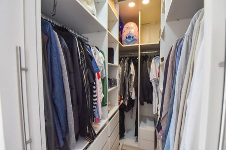 Apartamento à venda com 134m², 3 quartos e 3 vagas Apartamento à venda com 134m², 3 quartos e 3 vagasCloset da suíte