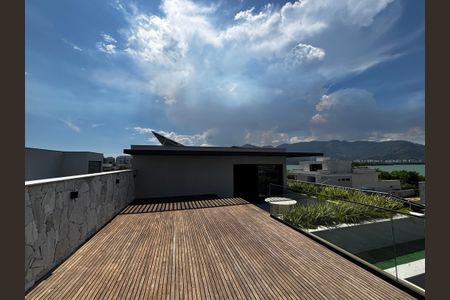 Casa de condomínio à venda com 1500m², 5 quartos e 3 vagasVaranda