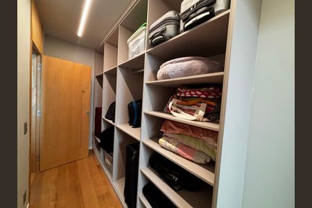 Casa de condomínio à venda com 1500m², 5 quartos e 3 vagasCloset da suíte 2