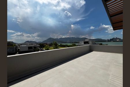 Casa de condomínio à venda com 1500m², 5 quartos e 3 vagasVaranda