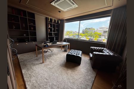 Casa de condomínio à venda com 1500m², 5 quartos e 3 vagasEscritório