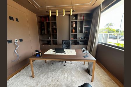 Casa de condomínio à venda com 1500m², 5 quartos e 3 vagasEscritório