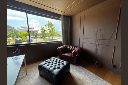 Casa de condomínio à venda com 1500m², 5 quartos e 3 vagasEscritório