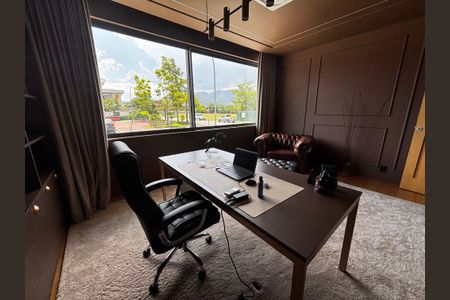 Casa de condomínio à venda com 1500m², 5 quartos e 3 vagasEscritório