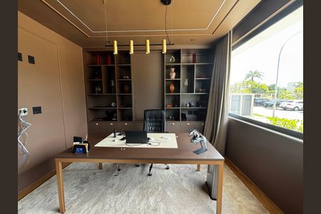 Casa de condomínio à venda com 1500m², 5 quartos e 3 vagasEscritório