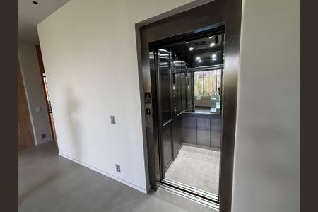 Casa de condomínio à venda com 1500m², 5 quartos e 3 vagasElevador