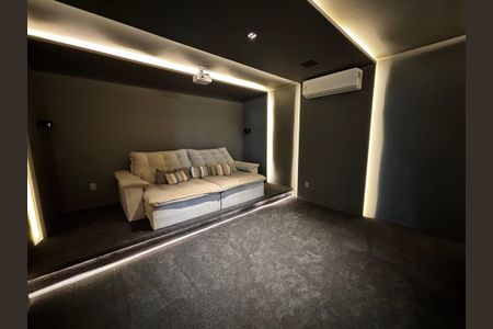 Casa de condomínio à venda com 1500m², 5 quartos e 3 vagasSala de cinema