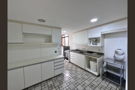 Apartamento à venda com 165m², 3 quartos e 2 vagas Apartamento à venda com 165m², 3 quartos e 2 vagasCozinha e Área de Serviço