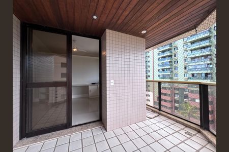 Apartamento à venda com 165m², 3 quartos e 2 vagas Apartamento à venda com 165m², 3 quartos e 2 vagasSuíte 1 - Varanda