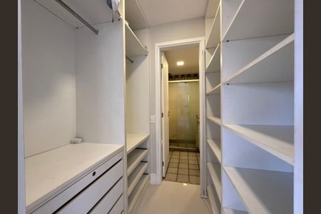 Apartamento à venda com 165m², 3 quartos e 2 vagas Apartamento à venda com 165m², 3 quartos e 2 vagasSuíte 1 - Closet