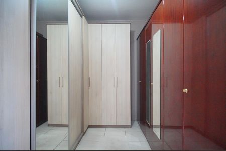 Casa à venda com 290m², 4 quartos e 2 vagasCloset da suíte