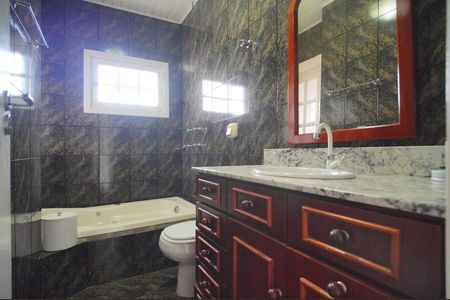 Casa à venda com 290m², 4 quartos e 2 vagasBanheiro da Suíte 2