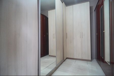 Casa à venda com 290m², 4 quartos e 2 vagasCloset da suíte