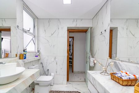 Casa à venda com 580m², 4 quartos e 4 vagasBanheiro da Suíte 1