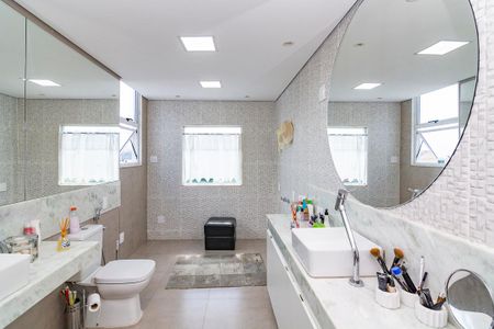 Casa à venda com 580m², 4 quartos e 4 vagasBanheiro da Suíte 2