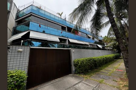 Apartamento para alugar com 225m², 3 quartos e 3 vagas Apartamento para alugar com 225m², 3 quartos e 3 vagasFachada