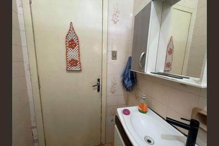 Casa à venda com 55m², 4 quartos e 2 vagasBanheiro 1