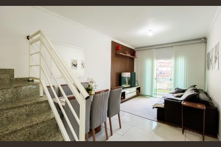 Casa à venda com 153m², 2 quartos e 2 vagas Casa à venda com 153m², 2 quartos e 2 vagasSala