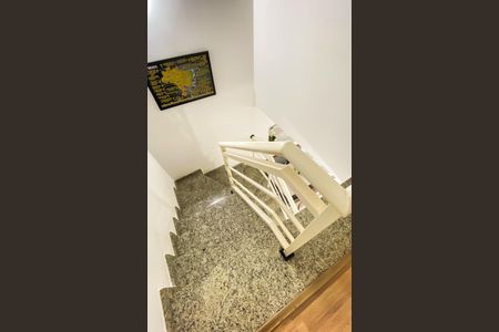 Casa à venda com 153m², 2 quartos e 2 vagas Casa à venda com 153m², 2 quartos e 2 vagasEscada