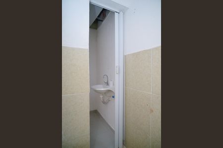 Banheiro de kitnet/studio para alugar com 1 quarto, 50m² em Itaipu, Niterói