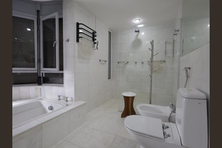 Apartamento para alugar com 380m², 2 quartos e 4 vagasBanheiro da Suíte