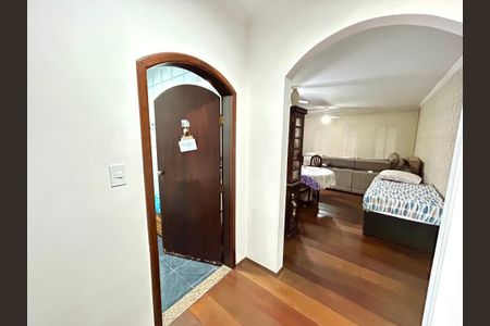 Casa à venda com 140m², 3 quartos e 2 vagasHall