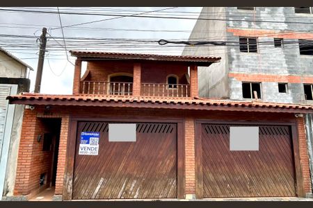 Casa à venda com 140m², 3 quartos e 2 vagasPlaca instalada na fachada do imóvel 