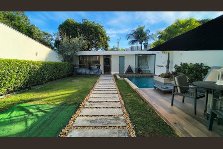 Casa de condomínio à venda com 415m², 3 quartos e 3 vagasQuintal 