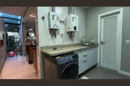 Casa de condomínio à venda com 415m², 3 quartos e 3 vagasÁrea de Serviço 