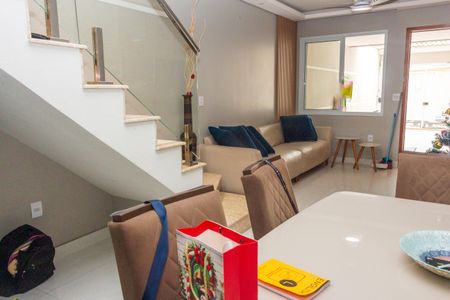 Casa à venda com 109m², 3 quartos e 2 vagas Casa à venda com 109m², 3 quartos e 2 vagasSala