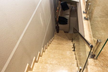 Casa à venda com 109m², 3 quartos e 2 vagas Casa à venda com 109m², 3 quartos e 2 vagasEscada