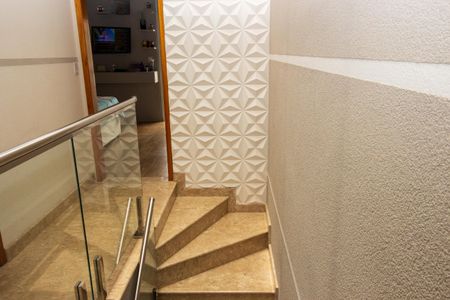 Casa à venda com 109m², 3 quartos e 2 vagas Casa à venda com 109m², 3 quartos e 2 vagasEscada