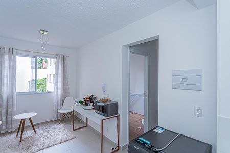 Sala, cozinha e área de serviço de apartamento para alugar com 2 quartos, 32m² em Piqueri, São Paulo