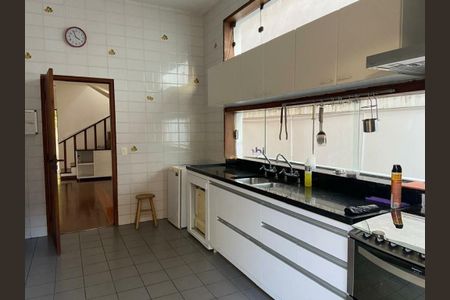 Casa à venda com 4 quartos, 220m² em Jardim Leonor, São Paulo