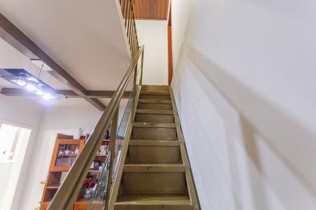 Casa à venda com 358m², 7 quartos e 2 vagasEscada de Acesso ao 2° Andar da Casa de Fundos