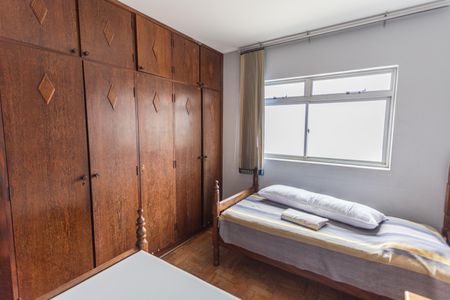 Casa à venda com 358m², 7 quartos e 2 vagasQuarto 6 no 2° Andar