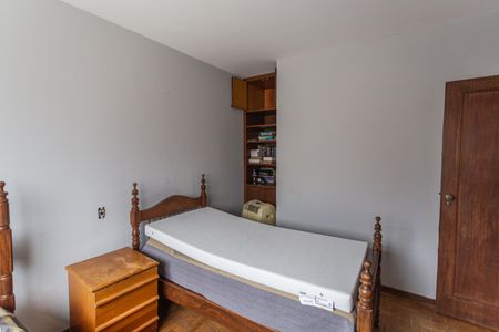 Casa à venda com 358m², 7 quartos e 2 vagasQuarto 6 no 2° Andar