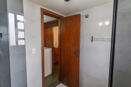 Casa à venda com 358m², 7 quartos e 2 vagasBanheiro da Suíte da Casa de Fundos
