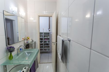 Casa à venda com 358m², 7 quartos e 2 vagasBanheiro Social da Casa de Fundos