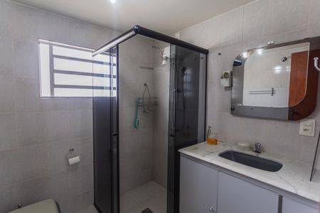 Casa à venda com 358m², 7 quartos e 2 vagasBanheiro da Suíte da Casa de Fundos