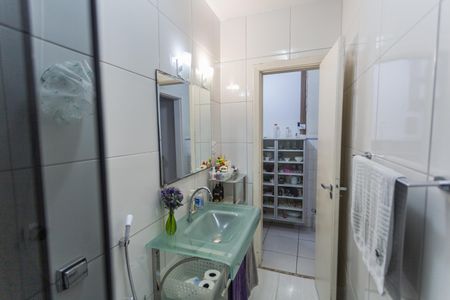 Casa à venda com 358m², 7 quartos e 2 vagasBanheiro Social da Casa de Fundos