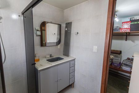 Casa à venda com 358m², 7 quartos e 2 vagasBanheiro da Suíte da Casa de Fundos