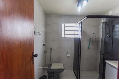 Casa à venda com 358m², 7 quartos e 2 vagasBanheiro da Suíte da Casa de Fundos