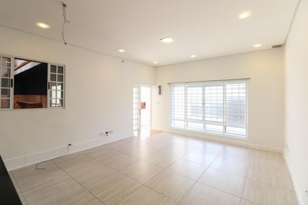 Casa à venda com 170m², 2 quartos e 2 vagas Casa à venda com 170m², 2 quartos e 2 vagasSala