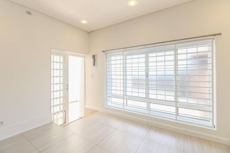 Casa à venda com 170m², 2 quartos e 2 vagas Casa à venda com 170m², 2 quartos e 2 vagasSala