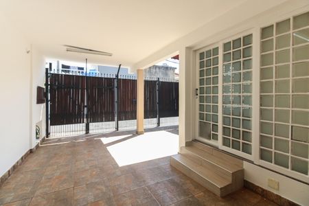 Casa à venda com 170m², 2 quartos e 2 vagas Casa à venda com 170m², 2 quartos e 2 vagasGaragem