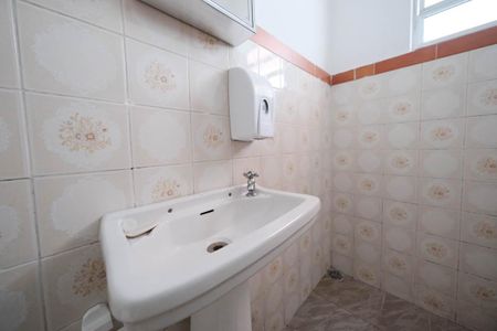 Casa à venda com 244m², 2 quartos e 1 vagaBanheiro