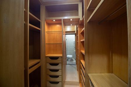 Casa à venda com 313m², 5 quartos e 5 vagasCloset